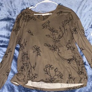 Soft long sleeve shirt. Slight V neck and wide neckline.